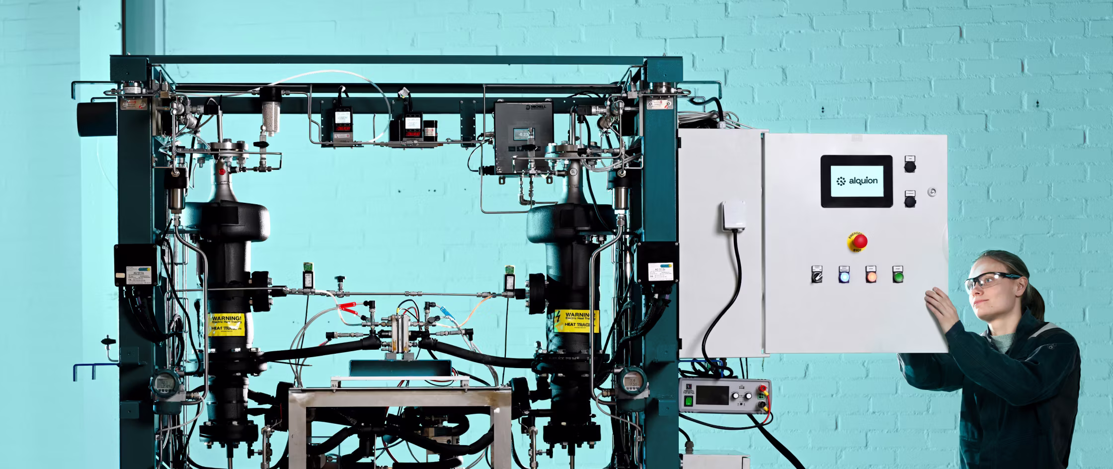 Engineer operating a Flexolyser test installation in the Alquion lab