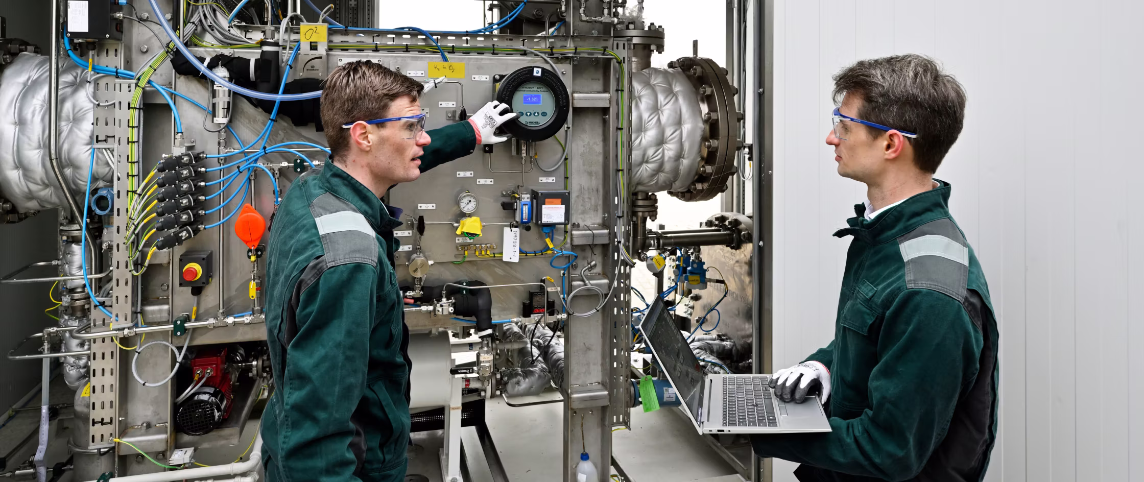 Engineers monitoring the Flexolyser pilot installation