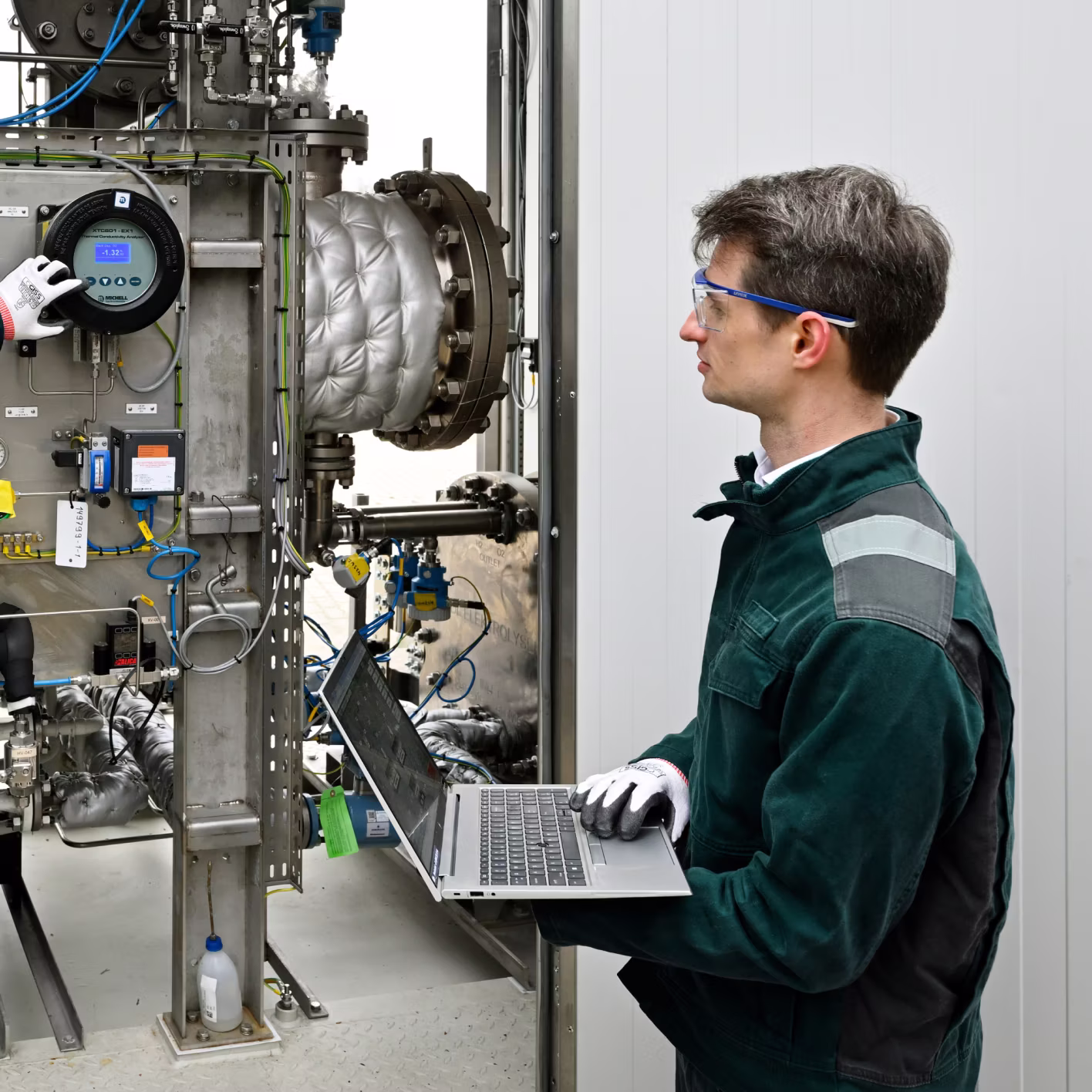 Engineers monitoring the Flexolyser pilot installation